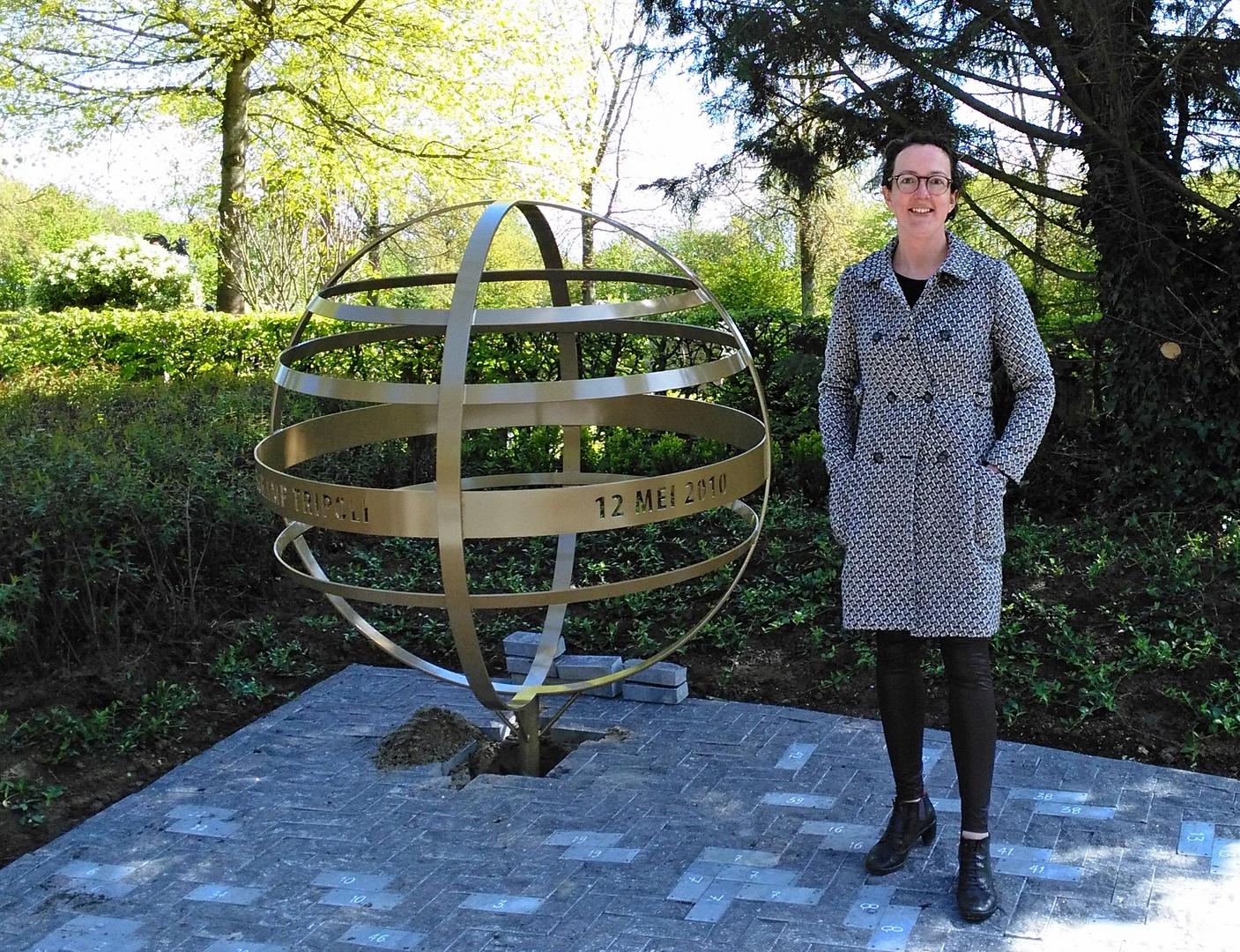 Leonie Brinks van Blue Zones bij het monument tijdens de realisatie.